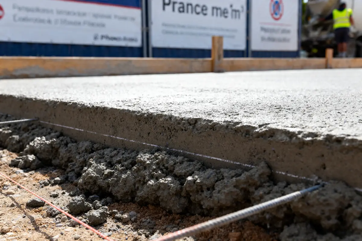 Dalle de béton fraîchement coulée sur sol construction avec calcul m3 béton essentiel