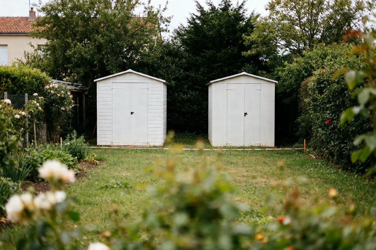 Deux abris de jardin blancs côte à côte, peut on mettre 2 abris de jardin de 5m2