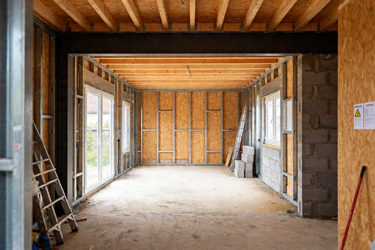 Pièce en construction montrant le prix extension maison 20m2 avec structure en bois et métal
