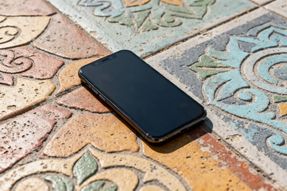 Smartphone sur sol en béton imprimé coloré pour estimer le béton imprimé prix au m2