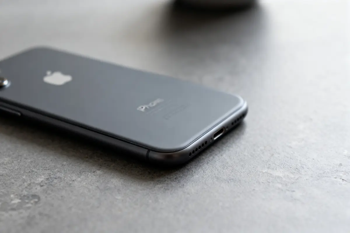 Smartphone gris anthracite avec logo sur table en gros plan