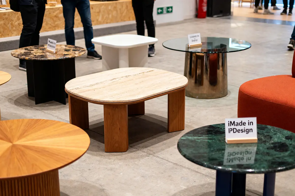 Plusieurs tables basses design Made in Design exposées dans un showroom moderne
